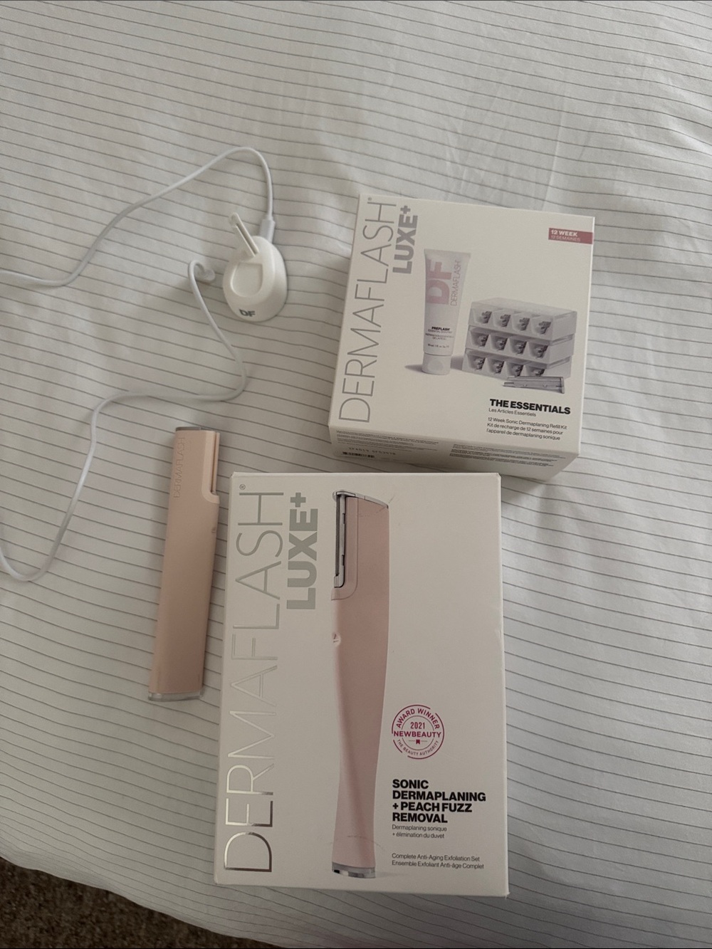 DERMAFLASH LUXE+ Peach Fuzz Remover in Blush Pink